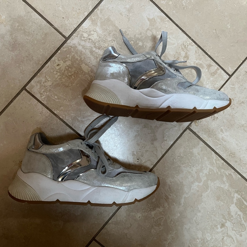 Women’s sneakers